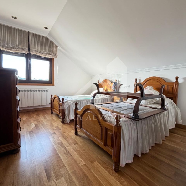 SE VENDE  IMPRESIONANTE CASA DE PIEDRA EN MOURENTE ZONA DEL LICEO CASINO MERCANTIL PRÓXIMA A LA CIUDAD DE PONTEVEDRA