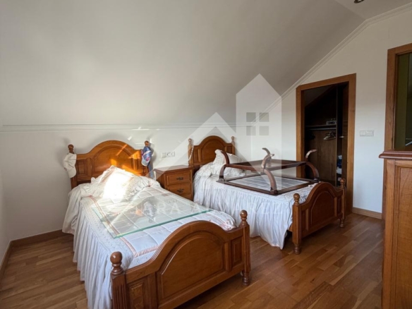 SE VENDE  IMPRESIONANTE CASA DE PIEDRA EN MOURENTE ZONA DEL LICEO CASINO MERCANTIL PRÓXIMA A LA CIUDAD DE PONTEVEDRA