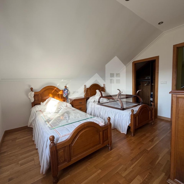 SE VENDE  IMPRESIONANTE CASA DE PIEDRA EN MOURENTE ZONA DEL LICEO CASINO MERCANTIL PRÓXIMA A LA CIUDAD DE PONTEVEDRA