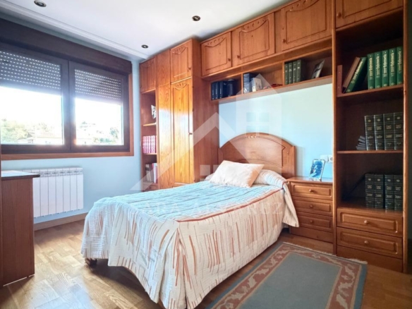 SE VENDE  IMPRESIONANTE CASA DE PIEDRA EN MOURENTE ZONA DEL LICEO CASINO MERCANTIL PRÓXIMA A LA CIUDAD DE PONTEVEDRA