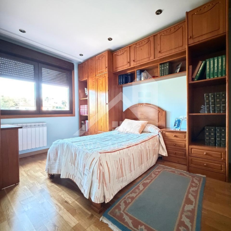 SE VENDE  IMPRESIONANTE CASA DE PIEDRA EN MOURENTE ZONA DEL LICEO CASINO MERCANTIL PRÓXIMA A LA CIUDAD DE PONTEVEDRA