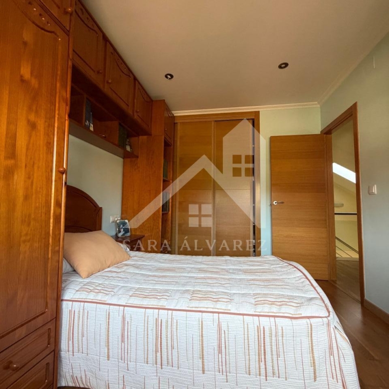 SE VENDE  IMPRESIONANTE CASA DE PIEDRA EN MOURENTE ZONA DEL LICEO CASINO MERCANTIL PRÓXIMA A LA CIUDAD DE PONTEVEDRA