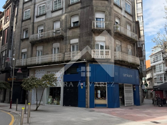 SE VENDE  LUMINOSO PISO DE 4 HABITACIONES  EN CALLE GARCIA CAMBA EN PLENO CENTRO DE LA CIUDAD