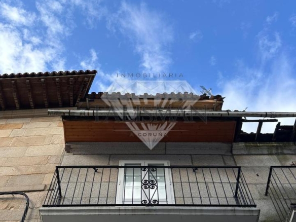 DUPLEX PARA REFORMAR EN CENTRO DE TUI