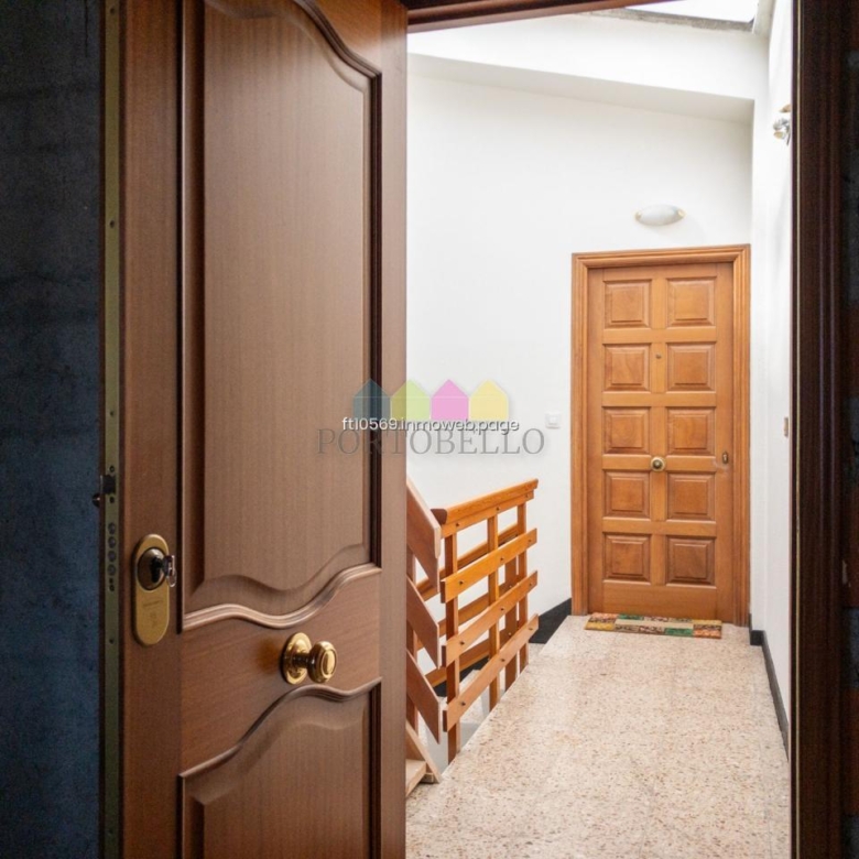 Oportunidad única en el centro de Vilalba – 2 pisos de 138 m² cada uno en ladrillo  Edificio bien conservado del 87 | 5 estancias + 2 baños por piso | Balcón | Sin ascensor | Vistas despejadas