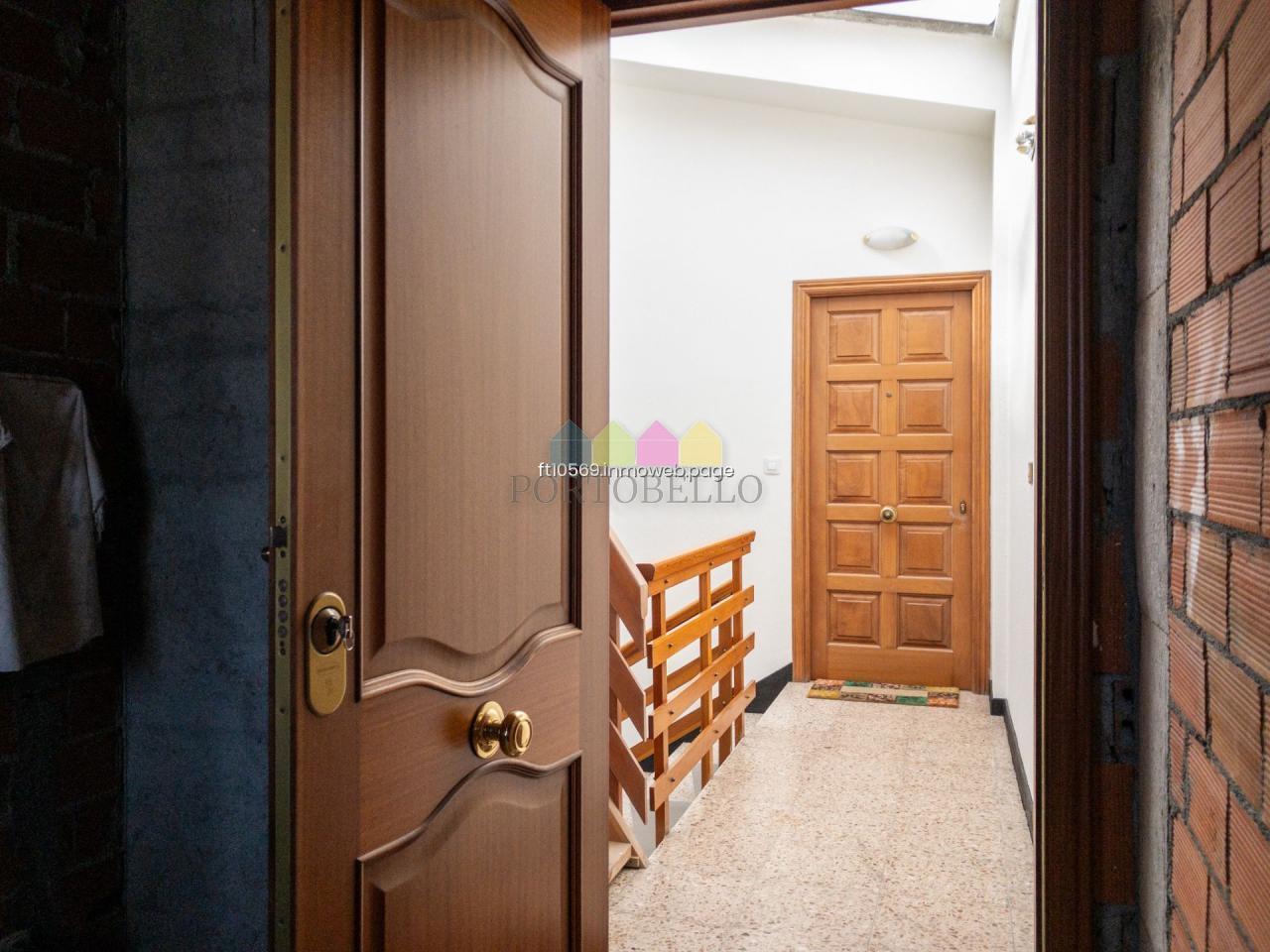 177564103364200170277_177209579802 Oportunidad única en el centro de Vilalba – 2 pisos de 138 m² cada uno en ladrillo Edificio bien conservado del 87 | 5 estancias + 2 baños por piso | Balcón | Sin ascensor | Vistas despejadas