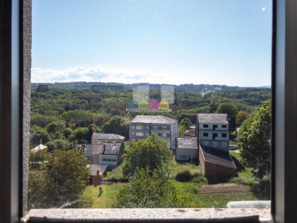 Oportunidad única en el centro de Vilalba – 2 pisos de 138 m² cada uno en ladrillo  Edificio bien conservado del 87 | 5 estancias + 2 baños por piso | Balcón | Sin ascensor | Vistas despejadas