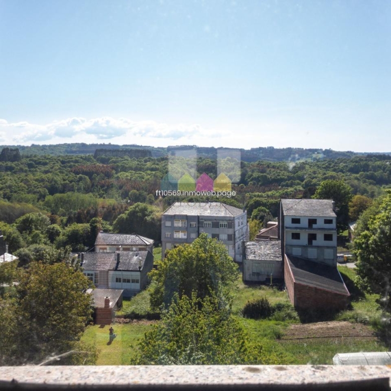 Oportunidad única en el centro de Vilalba – 2 pisos de 138 m² cada uno en ladrillo  Edificio bien conservado del 87 | 5 estancias + 2 baños por piso | Balcón | Sin ascensor | Vistas despejadas