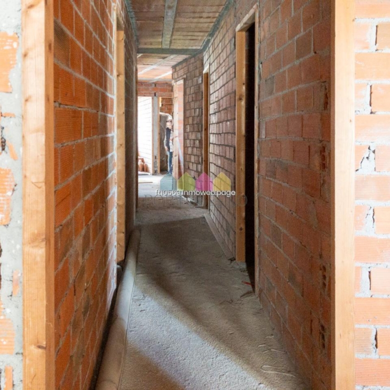 Oportunidad única en el centro de Vilalba – 2 pisos de 138 m² cada uno en ladrillo  Edificio bien conservado del 87 | 5 estancias + 2 baños por piso | Balcón | Sin ascensor | Vistas despejadas
