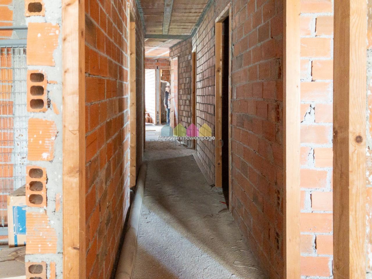 177564103421900170277_177209579862 Oportunidad única en el centro de Vilalba – 2 pisos de 138 m² cada uno en ladrillo Edificio bien conservado del 87 | 5 estancias + 2 baños por piso | Balcón | Sin ascensor | Vistas despejadas