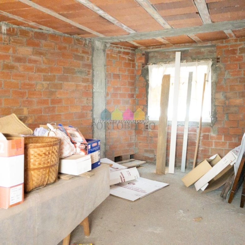 Oportunidad única en el centro de Vilalba – 2 pisos de 138 m² cada uno en ladrillo  Edificio bien conservado del 87 | 5 estancias + 2 baños por piso | Balcón | Sin ascensor | Vistas despejadas