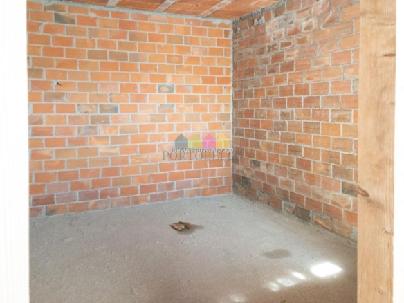 Oportunidad única en el centro de Vilalba – 2 pisos de 138 m² cada uno en ladrillo  Edificio bien conservado del 87 | 5 estancias + 2 baños por piso | Balcón | Sin ascensor | Vistas despejadas