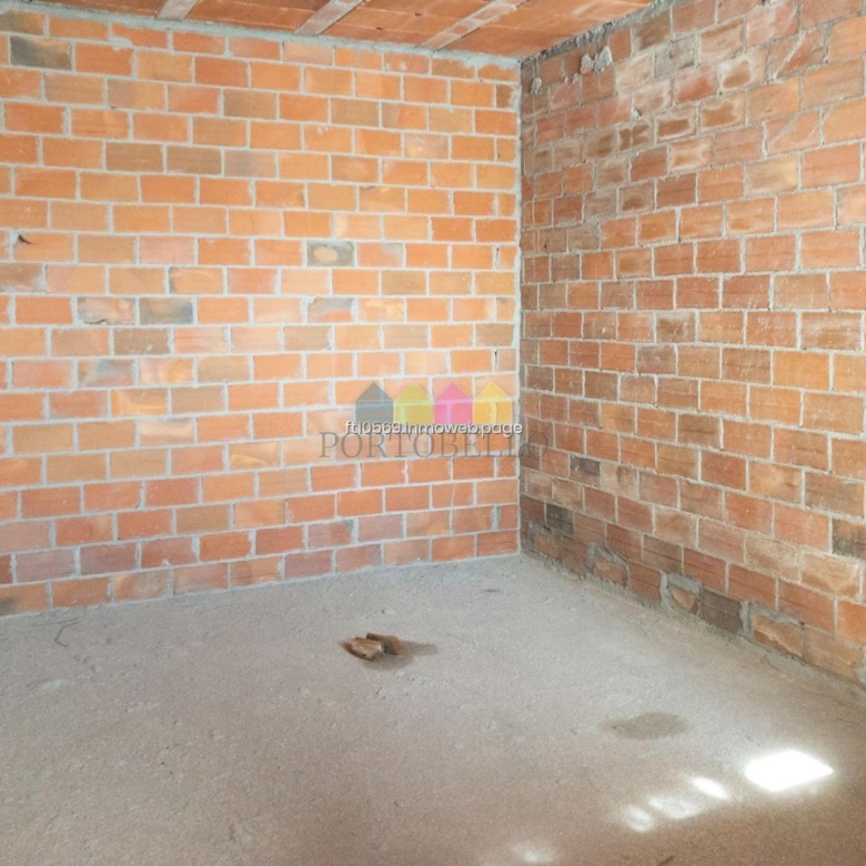 Oportunidad única en el centro de Vilalba – 2 pisos de 138 m² cada uno en ladrillo  Edificio bien conservado del 87 | 5 estancias + 2 baños por piso | Balcón | Sin ascensor | Vistas despejadas