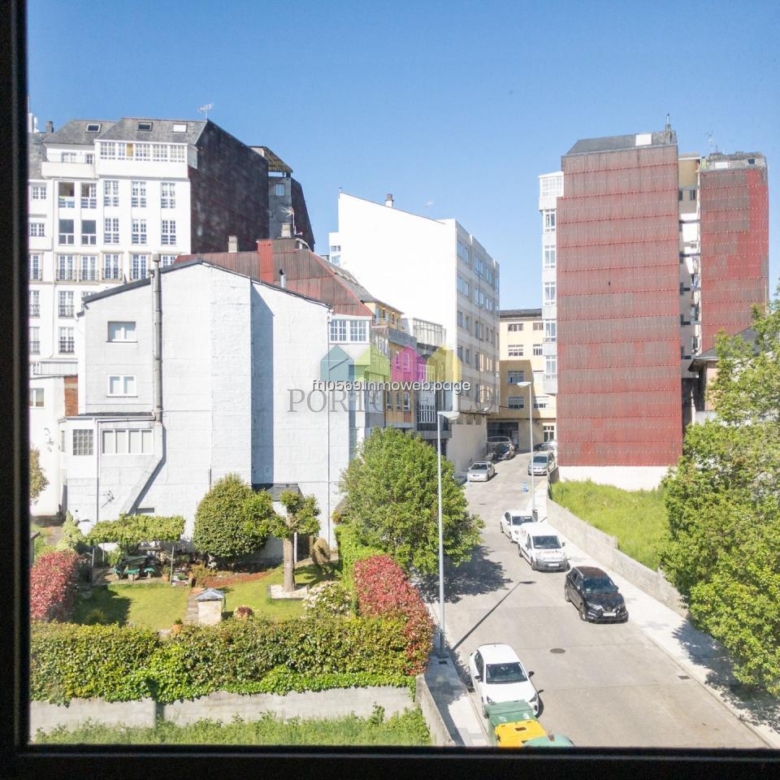Oportunidad única en el centro de Vilalba – 2 pisos de 138 m² cada uno en ladrillo  Edificio bien conservado del 87 | 5 estancias + 2 baños por piso | Balcón | Sin ascensor | Vistas despejadas