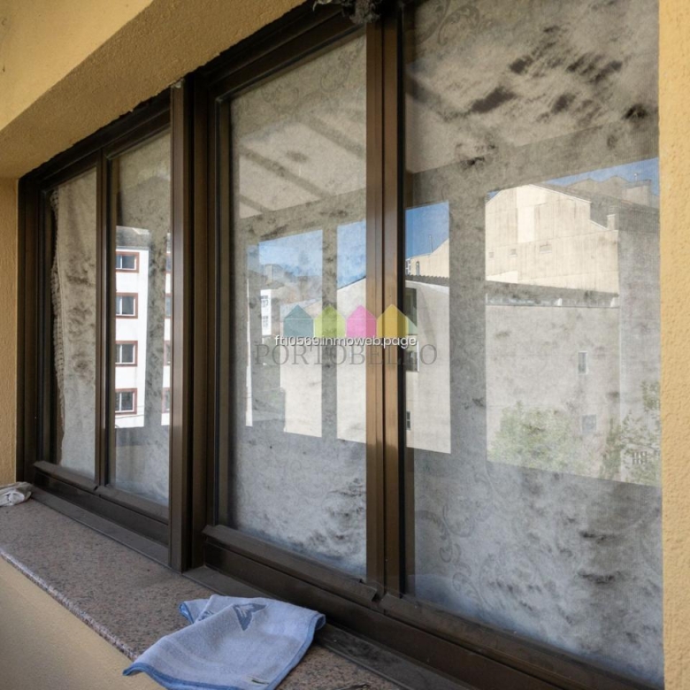Oportunidad única en el centro de Vilalba – 2 pisos de 138 m² cada uno en ladrillo  Edificio bien conservado del 87 | 5 estancias + 2 baños por piso | Balcón | Sin ascensor | Vistas despejadas