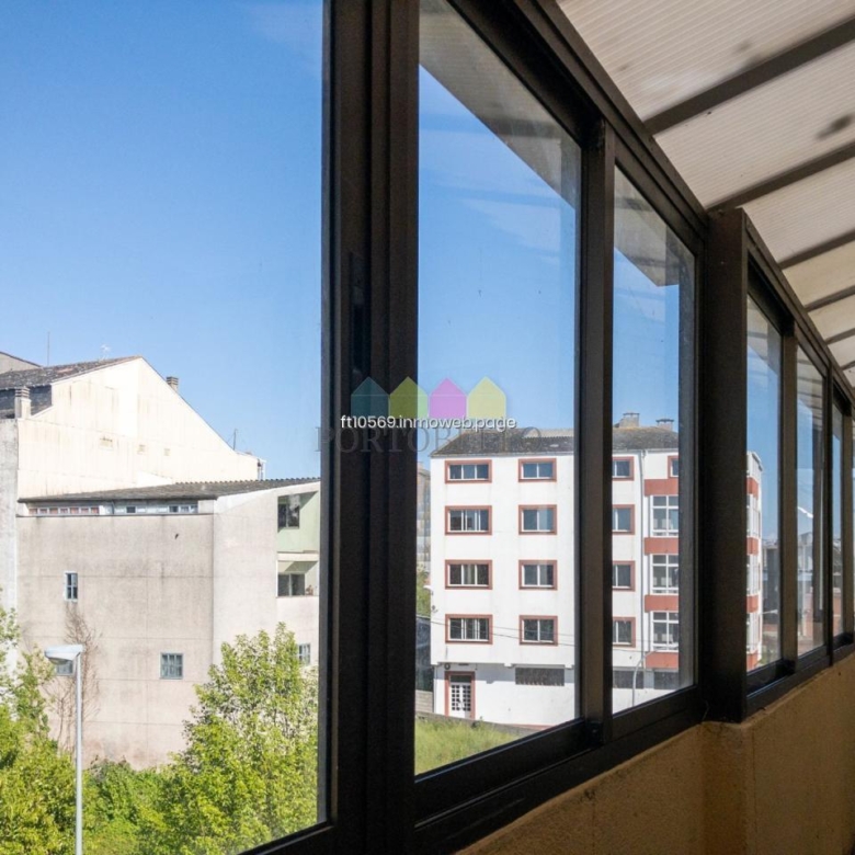 Oportunidad única en el centro de Vilalba – 2 pisos de 138 m² cada uno en ladrillo  Edificio bien conservado del 87 | 5 estancias + 2 baños por piso | Balcón | Sin ascensor | Vistas despejadas