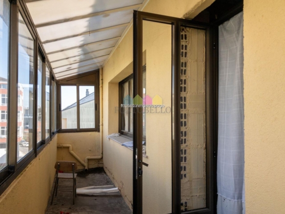 Oportunidad única en el centro de Vilalba – 2 pisos de 138 m² cada uno en ladrillo  Edificio bien conservado del 87 | 5 estancias + 2 baños por piso | Balcón | Sin ascensor | Vistas despejadas