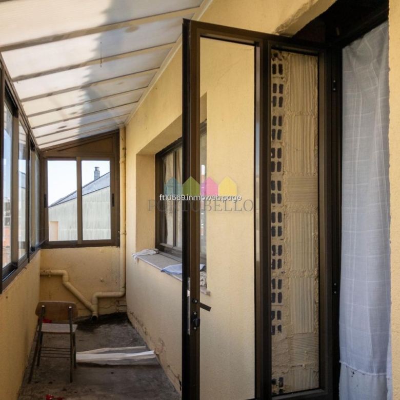 Oportunidad única en el centro de Vilalba – 2 pisos de 138 m² cada uno en ladrillo  Edificio bien conservado del 87 | 5 estancias + 2 baños por piso | Balcón | Sin ascensor | Vistas despejadas