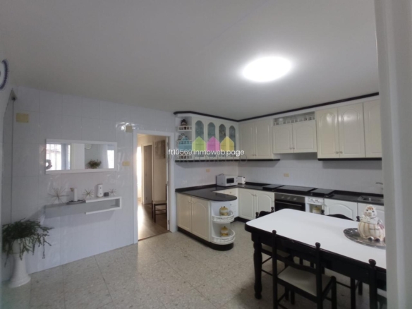 CASA EN RIAS ALTAS, BARES