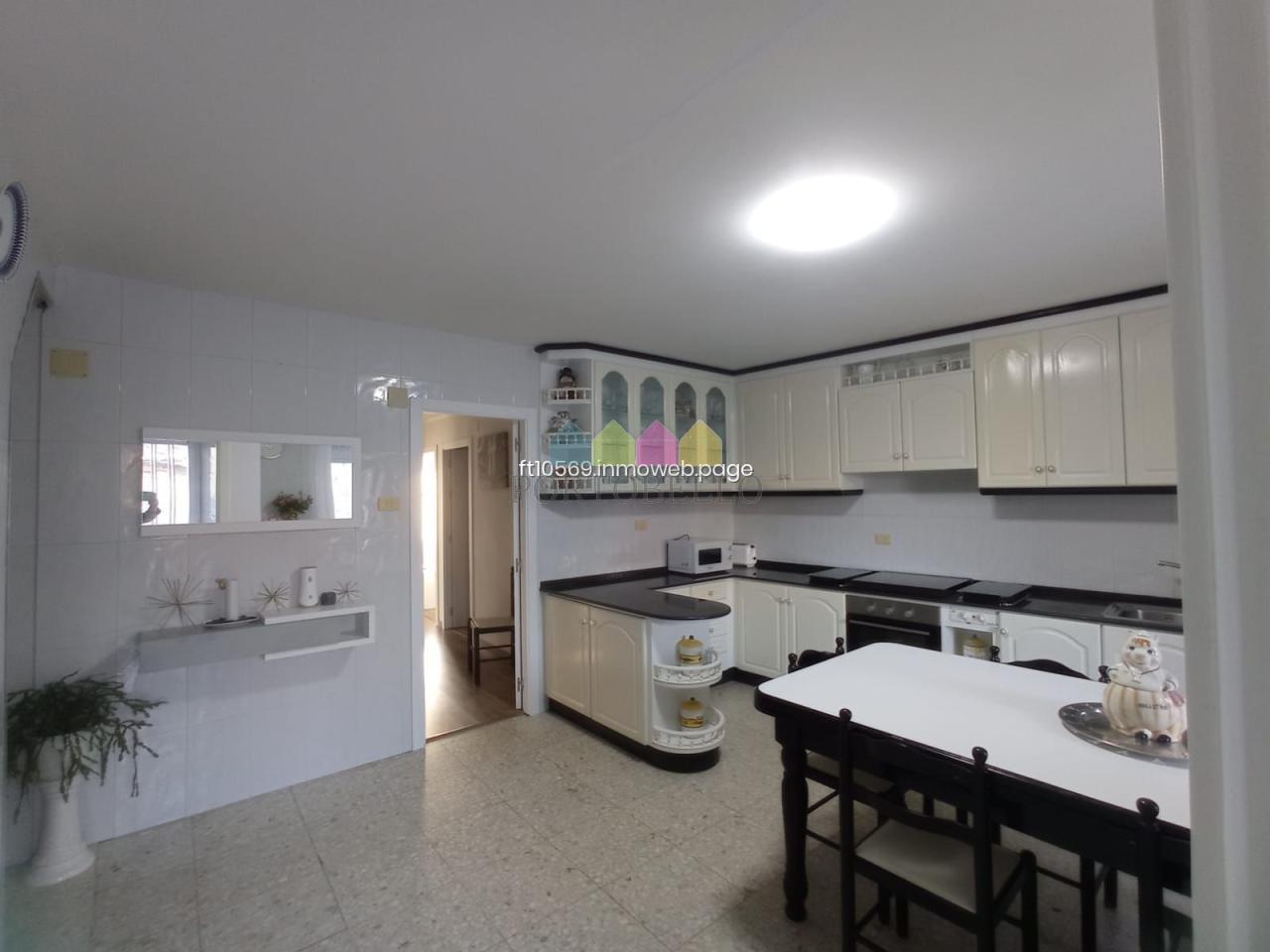 CASA EN RIAS ALTAS, BARES