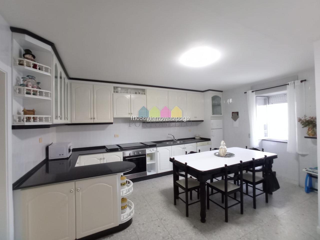 CASA EN RIAS ALTAS, BARES