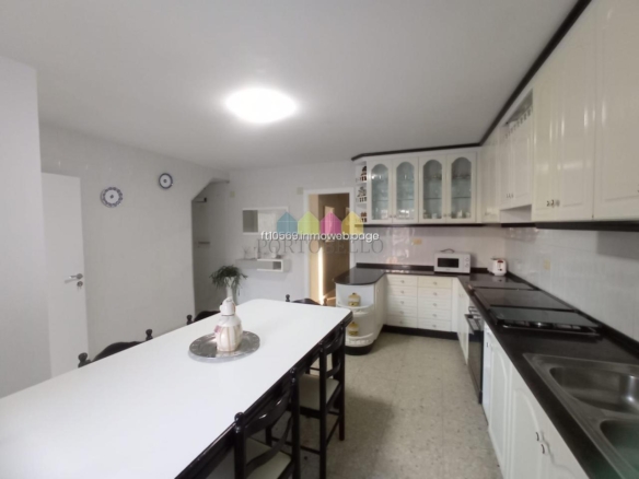 CASA EN RIAS ALTAS, BARES