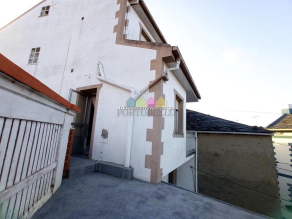 CASA EN RIAS ALTAS, BARES