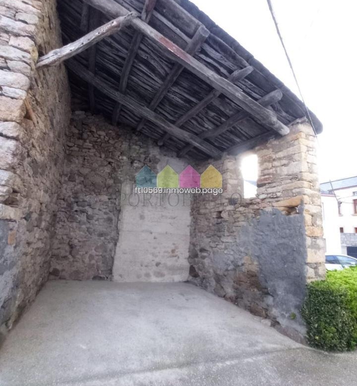 CASA EN RIAS ALTAS, BARES