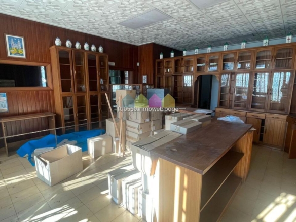 Se alquila local en Narón
