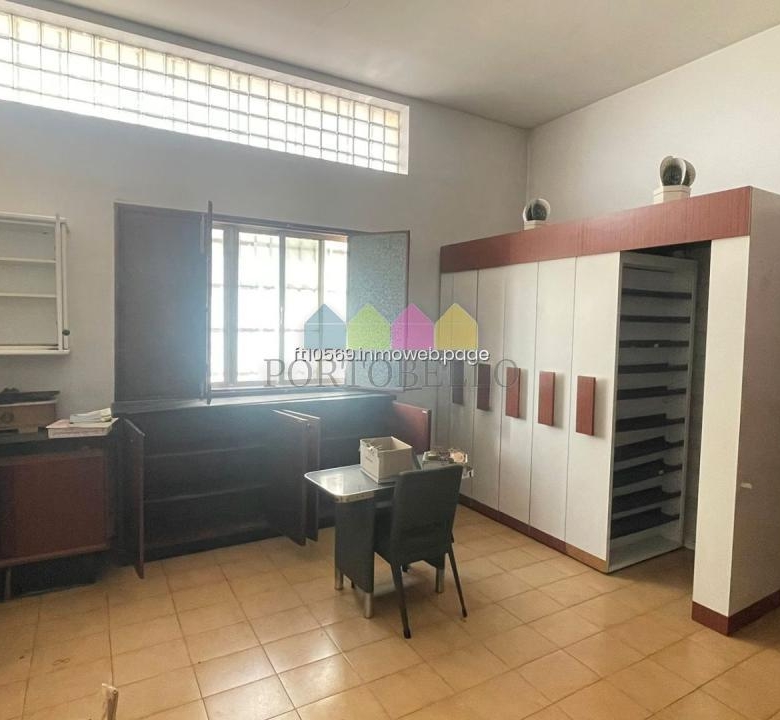 Se alquila local en Narón