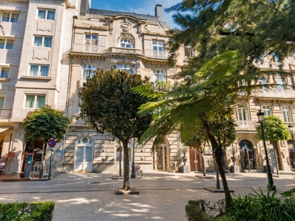 Local en Plaza de Compostela. Ideal para despacho profesional