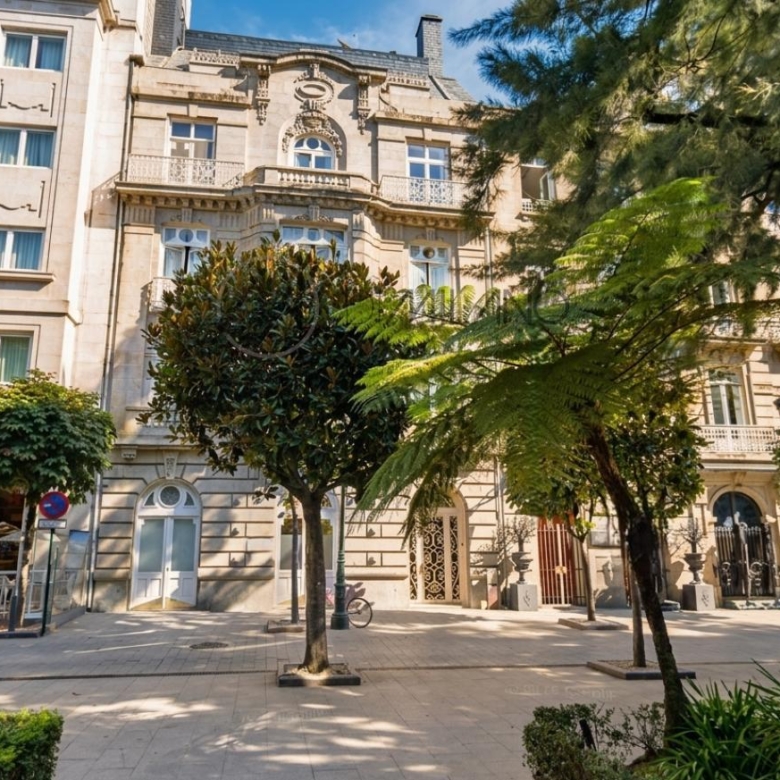 Local en Plaza de Compostela. Ideal para despacho profesional