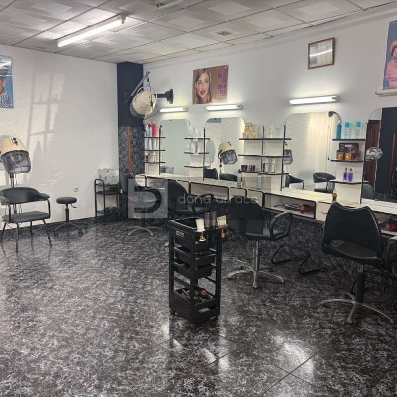 Local comercial en venta en O Porriño centro, 127 m², listo para peluquería o inversión