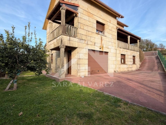 SE VENDE  IMPRESIONANTE CASA DE PIEDRA EN MOURENTE ZONA DEL LICEO CASINO MERCANTIL PRÓXIMA A LA CIUDAD DE PONTEVEDRA