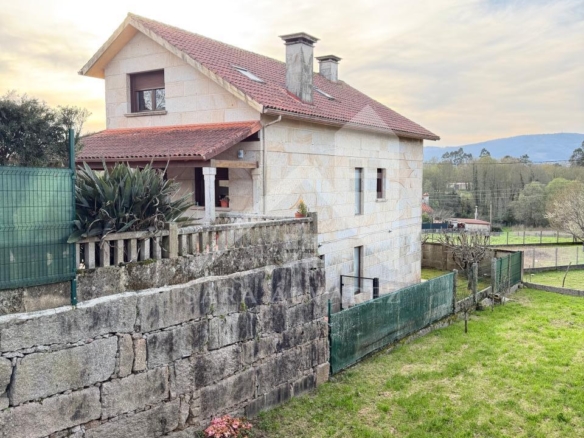 SE VENDE  IMPRESIONANTE CASA DE PIEDRA EN MOURENTE ZONA DEL LICEO CASINO MERCANTIL PRÓXIMA A LA CIUDAD DE PONTEVEDRA