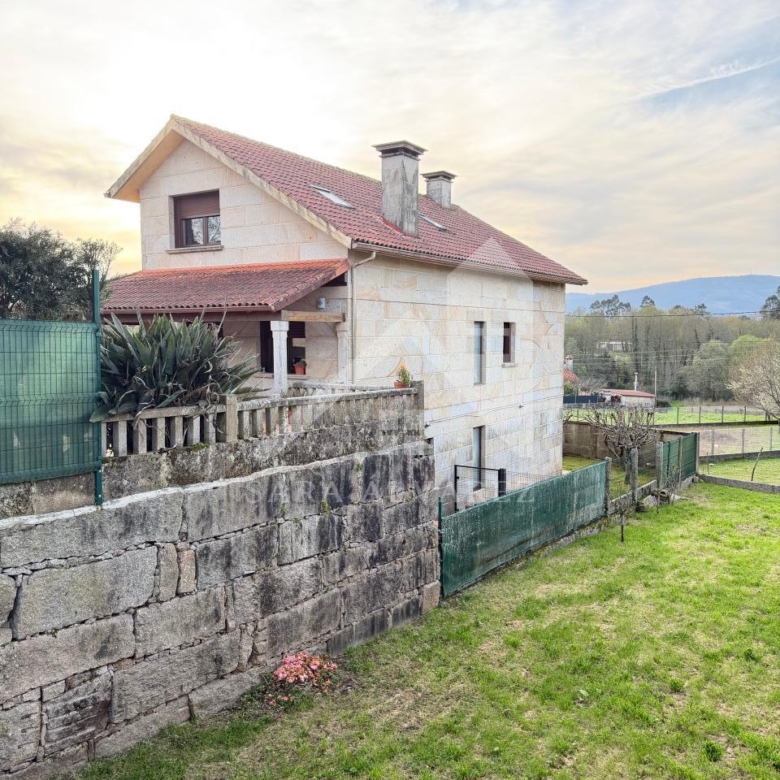 SE VENDE  IMPRESIONANTE CASA DE PIEDRA EN MOURENTE ZONA DEL LICEO CASINO MERCANTIL PRÓXIMA A LA CIUDAD DE PONTEVEDRA