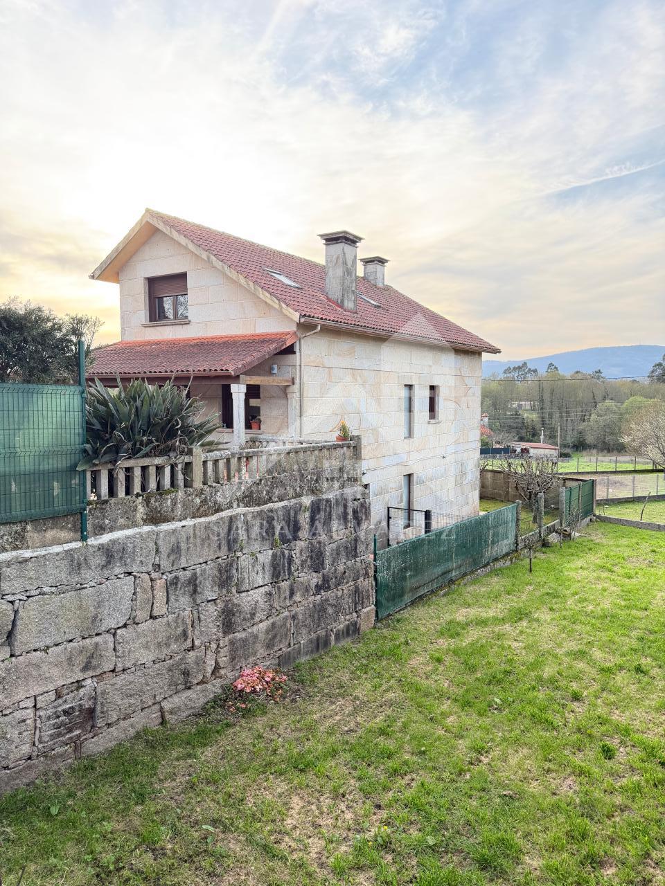 177676806241100044159_177395793630 SE VENDE IMPRESIONANTE CASA DE PIEDRA EN MOURENTE ZONA DEL LICEO CASINO MERCANTIL PRÓXIMA A LA CIUDAD DE PONTEVEDRA