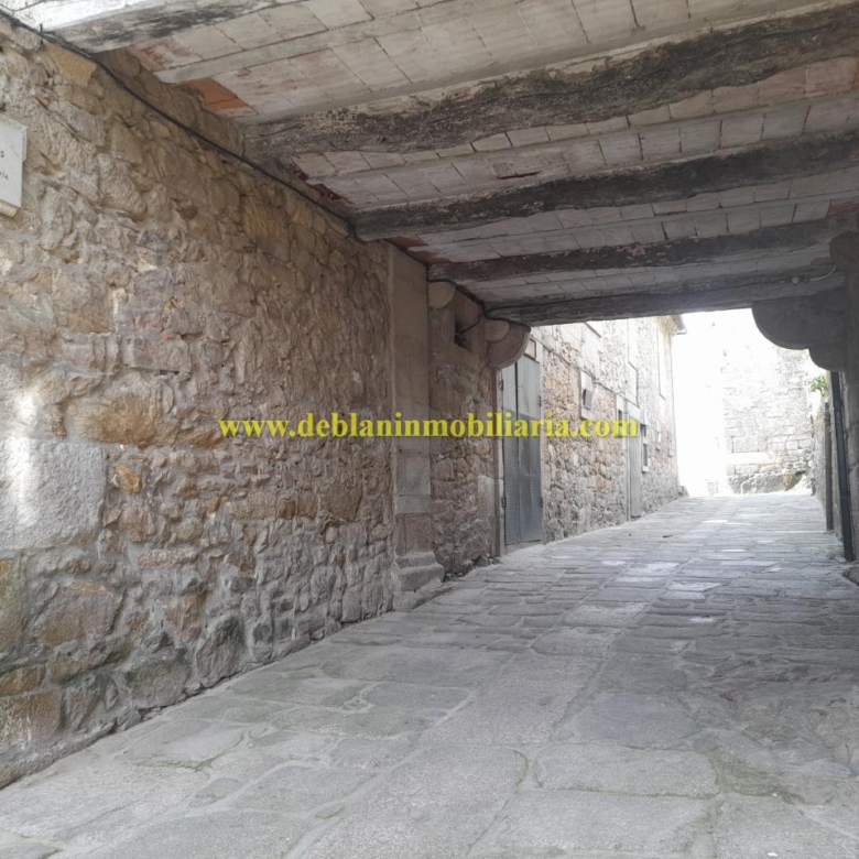 GRAN PROPIEDAD DE 745m2 EN LA ZONA MONUMENTAL DE TUI