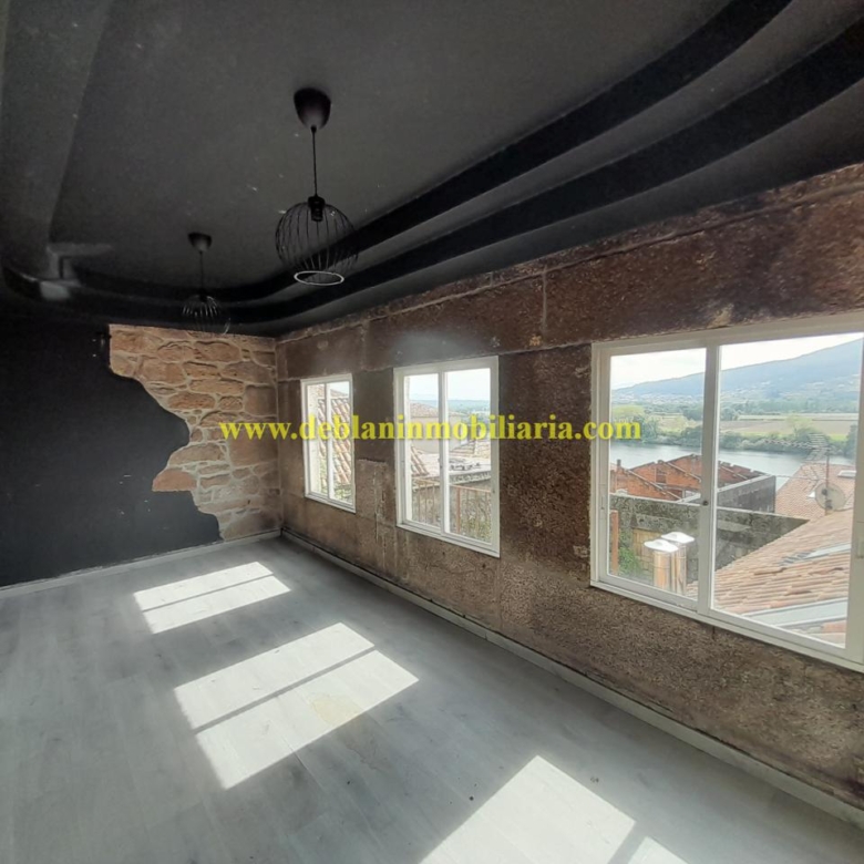 GRAN PROPIEDAD DE 745m2 EN LA ZONA MONUMENTAL DE TUI