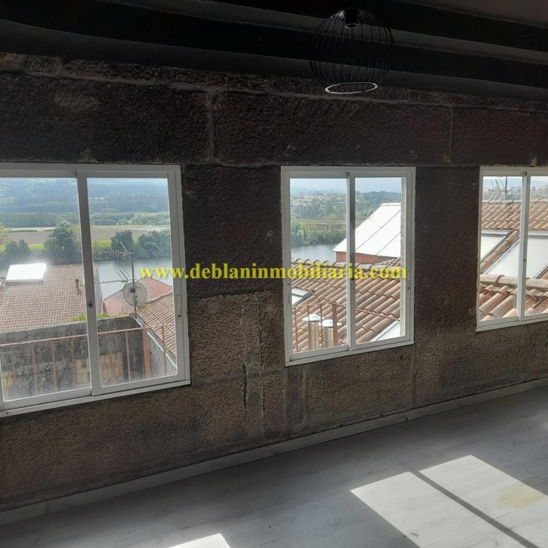 GRAN PROPIEDAD DE 745m2 EN LA ZONA MONUMENTAL DE TUI