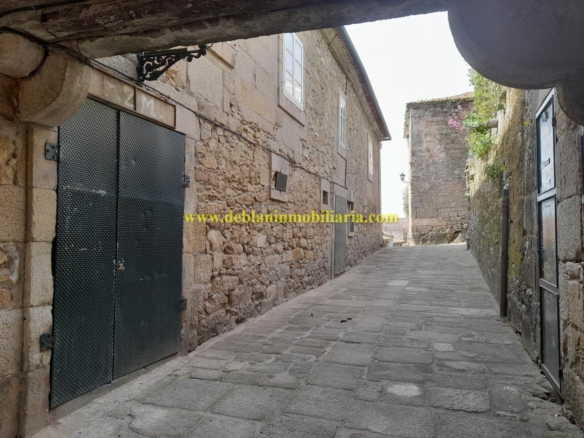 GRAN PROPIEDAD DE 745m2 EN LA ZONA MONUMENTAL DE TUI