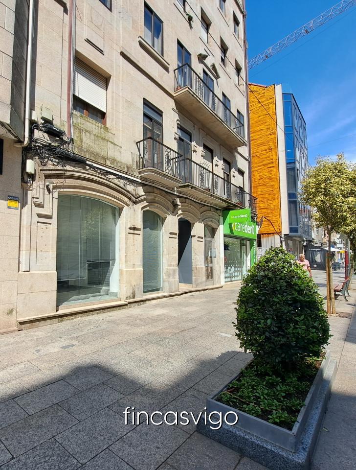 177756125645800029215_177738770284 Local en plena peatonal del Calvario