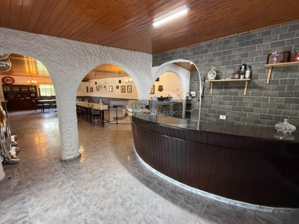 ESPECTACULAR BAR- PARRILLADA EN TUI CON GRAN PARKING Y TERRAZA – ¡LISTO PARA FUNCIONAR!