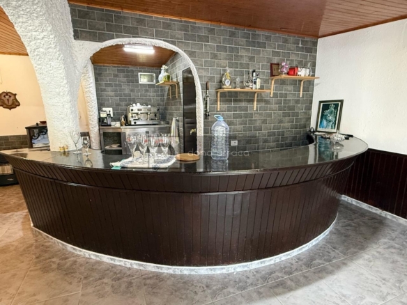 ESPECTACULAR BAR- PARRILLADA EN TUI CON GRAN PARKING Y TERRAZA – ¡LISTO PARA FUNCIONAR!