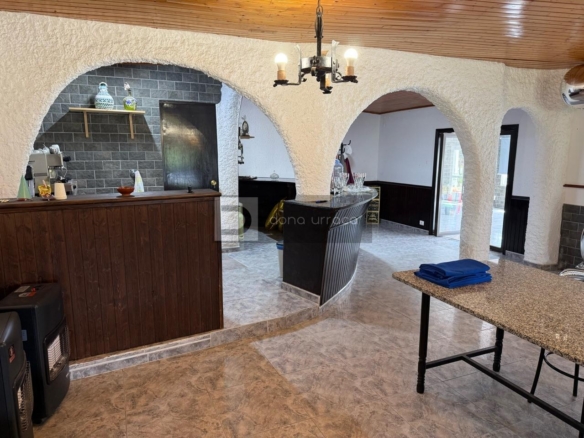 ESPECTACULAR BAR- PARRILLADA EN TUI CON GRAN PARKING Y TERRAZA – ¡LISTO PARA FUNCIONAR!