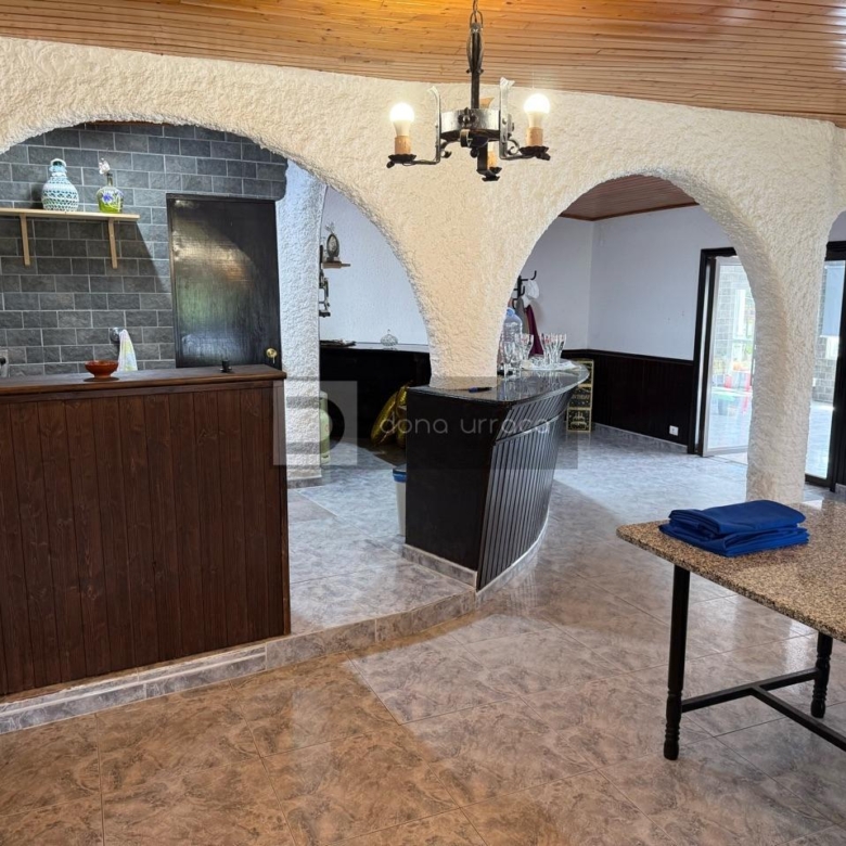 ESPECTACULAR BAR- PARRILLADA EN TUI CON GRAN PARKING Y TERRAZA – ¡LISTO PARA FUNCIONAR!