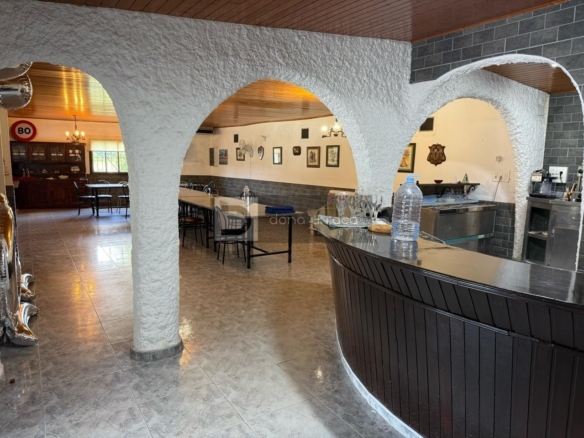 ESPECTACULAR BAR- PARRILLADA EN TUI CON GRAN PARKING Y TERRAZA – ¡LISTO PARA FUNCIONAR!