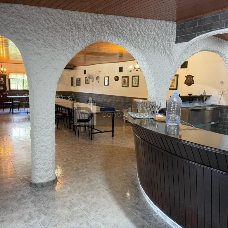 ESPECTACULAR BAR- PARRILLADA EN TUI CON GRAN PARKING Y TERRAZA – ¡LISTO PARA FUNCIONAR!