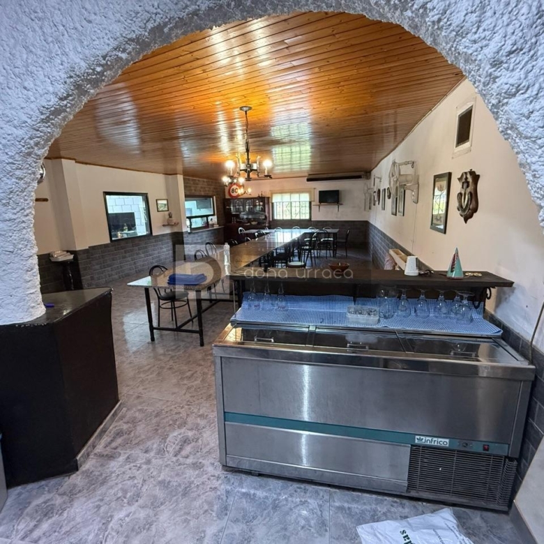ESPECTACULAR BAR- PARRILLADA EN TUI CON GRAN PARKING Y TERRAZA – ¡LISTO PARA FUNCIONAR!