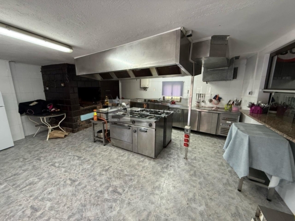 ESPECTACULAR BAR- PARRILLADA EN TUI CON GRAN PARKING Y TERRAZA – ¡LISTO PARA FUNCIONAR!